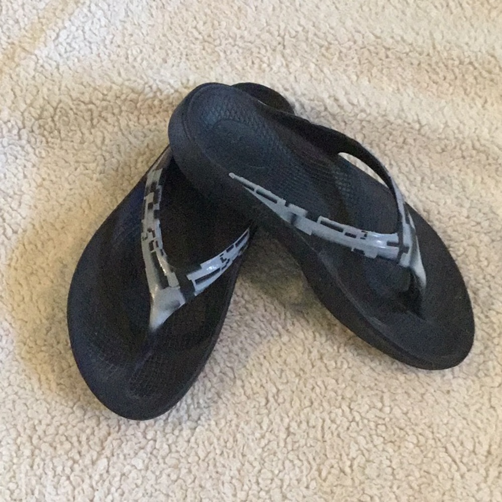 Oofos flip flop style comfort sandal squishy sole
